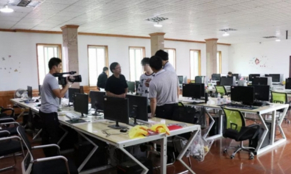 Kiểm tra đột xuất 1 khách sạn, phát hiện 40 máy tính và 100 điện thoại hoạt động 24/7, phanh phui đường dây lừa đảo hơn 38 tỷ đồng