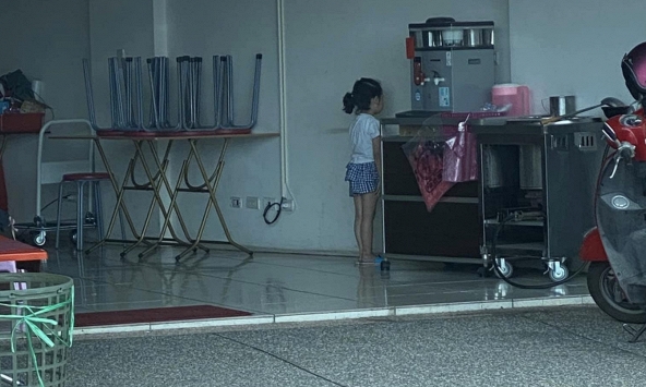 Loạt ảnh trẻ con chịu 'hình phạt quốc dân' gây sốt: Cứ 10 người xem là 9 người thấy bóng dáng tuổi thơ mình