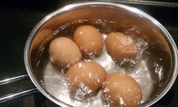 Luộc trứng đừng chỉ cho nước: Thêm 1 thìa này vào, bóc vỏ trơn tuồn tuột mà không bị nứt  