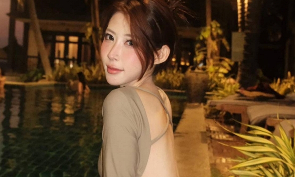 Thả dáng bên hồ bơi, hot girl khiến vô số anh em xao xuyến, 'lạc' vào trang cá nhân càng không thể rời mắt