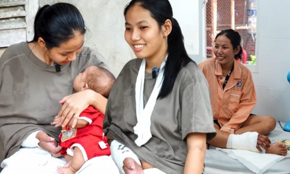 Từng gây chấn động với ca ghép bàn tay đứt lìa vào chân khi đang mang song thai, cuộc sống hiện tại của người mẹ đơn thân giờ ra sao?