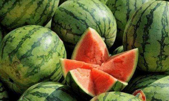 Vỗ rát cả tay không mua nổi quả dưa hấu “ra hồn”: Nhân viên siêu thị tiết lộ đúng 1 chi tiết mấu chốt