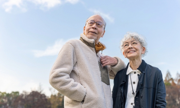 Cặp vợ chồng già đi taxi qua 4 nơi quen thuộc mà không xuống xe, người vợ không nói một lời... Câu chuyện phía sau khiến nhiều người nghẹn lòng