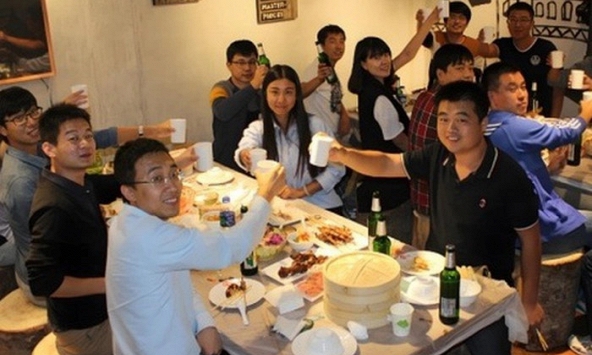 Đi họp lớp, các bạn khoe giàu còn tôi nói vẫn nợ 2 tỷ đồng: Về đến nhà, nhận được tin nhắn cả đời không thể quên