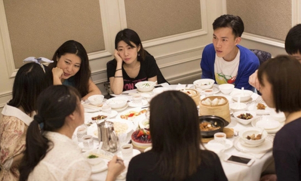 Lãnh đạo về hưu nói thẳng: Người có 2 hành động này trên bàn ăn nên tránh kết giao, càng thân càng dễ mất uy tín