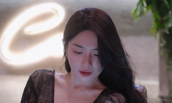 Nhờ chọn giúp ảnh đẹp, hot girl vô tình làm khó cộng đồng mạng với nhan sắc 'không đùa được đâu' 