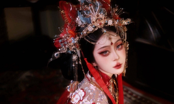 Xuyên không thành hoàng hậu, nữ coser khiến fan mê mệt với màn biến hình 'không vết xước'