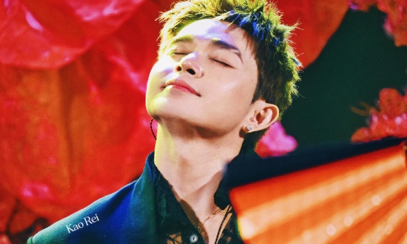 'Zoro tóc xanh' bản Việt mặc áo lưới uốn éo, khoe khuôn ngực cơ bắp khiến fangirl đổ rạp