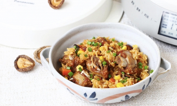 Cơm sườn heo rau củ thập cẩm: Chỉ cần nấu một nồi là có bữa ăn thơm nức cực ngon miệng mà nhanh gọn