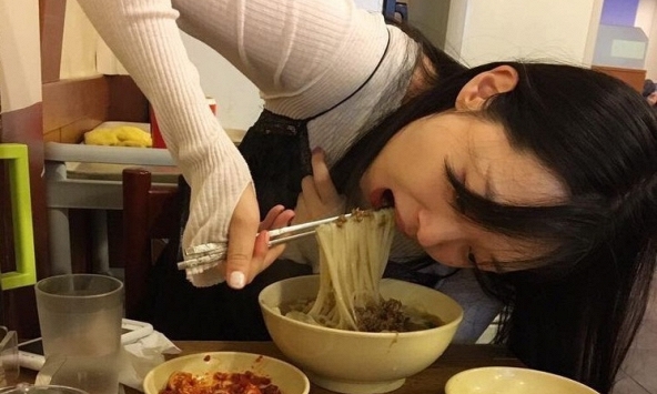 Giải mã 3 lý do đằng sau cảm giác 'luôn muốn ăn dù không đói', bác sĩ chia sẻ 4 cách khắc phục