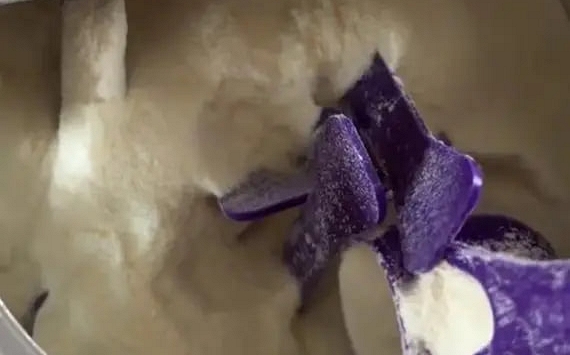 Mở nắp hộp sữa mới mua cho con, người mẹ bất ngờ khi thấy những thứ lổn ngổn bên trong