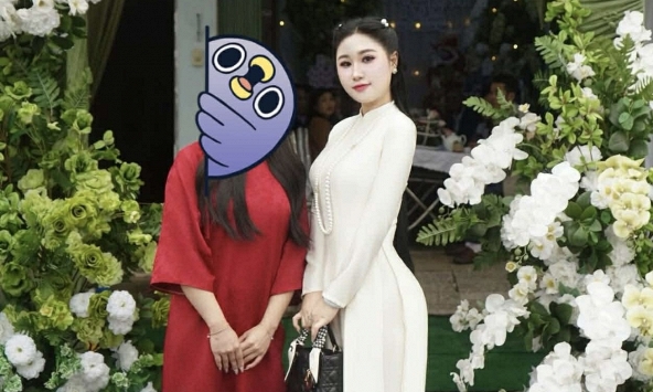 Quá nổi bật trong đám cưới, cô gái bị chỉ trích 'kém tinh tế', cố tình khoe body. Cộng đồng mạng đang quá khắt khe?