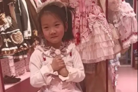 Bức ảnh bé gái trong cửa hàng quần áo 'tố cáo' sự bất lực của nhiều cha mẹ!