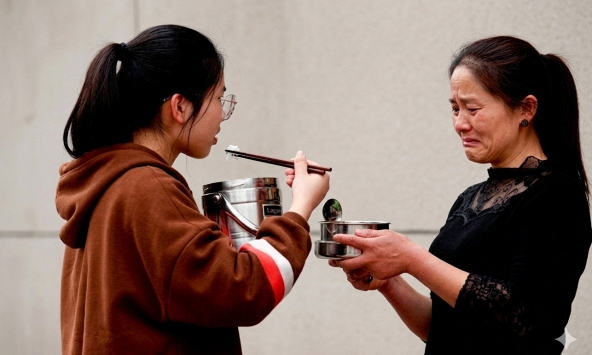 'Cuộc đời tôi coi như chấm dứt', bà mẹ lên mạng kể khổ, ai ngờ nhận gạch đá: 'Quá tội nghiệp cho đứa trẻ khi có người mẹ như chị'