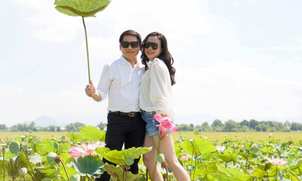 Cuộc sống tuổi 50 của 'ông hoàng nhạc đỏ' và mối tình từ thời cấp 3: Quấn quýt không rời