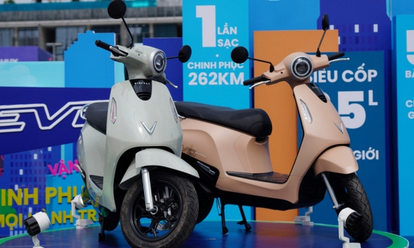 Mua xe máy điện: Chọn sạc cố định hay đổi pin? 