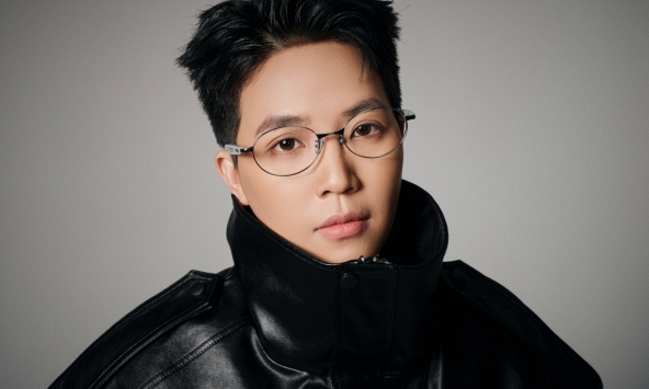 Nghệ sĩ Việt đầu tiên được vinh danh trên 'thánh địa' bóng đá châu Âu sức chứa 100.000 chỗ ngồi