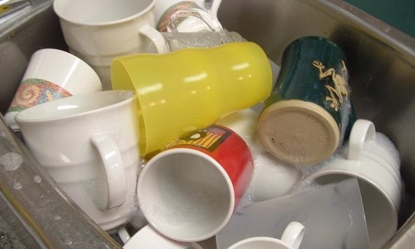 4 loại cốc dễ 'hại thận', hại não vì giấu vi nhựa, kim loại nặng: Bác sĩ cảnh báo 'đừng đựng nước nóng'