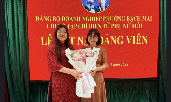 Chi bộ Tạp chí điện tử Phụ nữ Mới tổ chức lễ kết nạp Đảng viên mới