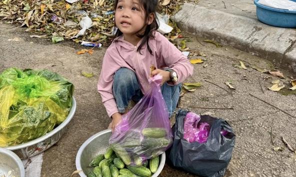 Bé gái mồ côi cha ngồi bán rau ở đường khiến nhiều người xúc động: Diễn biến không ngờ sau đó