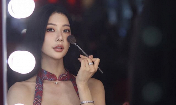 Bỏ chồng đại gia, mỹ nhân gợi cảm nức tiếng xứ Hàn 'thay đầu' không nhận ra nổi!