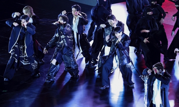 'Nhà vua' trở lại: BTS đãi cả thế giới 7 diện mạo cực phẩm và thời trang vừa avant-garde, vừa đậm bản sắc quốc gia