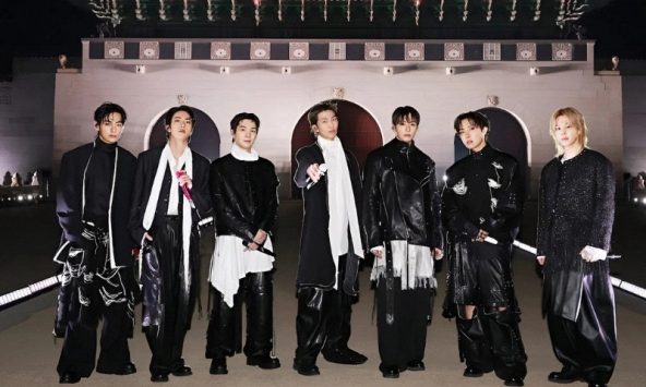 'Nhà vua' trở lại: BTS gây chóng với diện mạo cực phẩm và thời trang đã avant-garde còn đậm bản sắc quốc gia