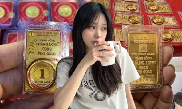 Tâm trạng người rút tiết kiệm đi mua vàng: Vừa rút tiền xong thì lãi suất tăng, cầm 5 chỉ vàng chưa nóng tay đã “lỗ” 7 triệu rưỡi