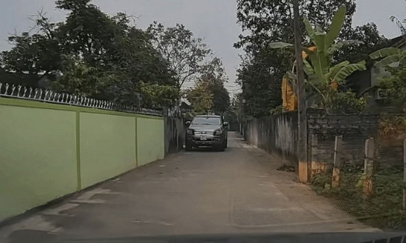 Xôn xao thông tin tài xế đỗ ô tô chắn ngang đường, thách thức “tự lùi đi đường khác”: Công an vào cuộc