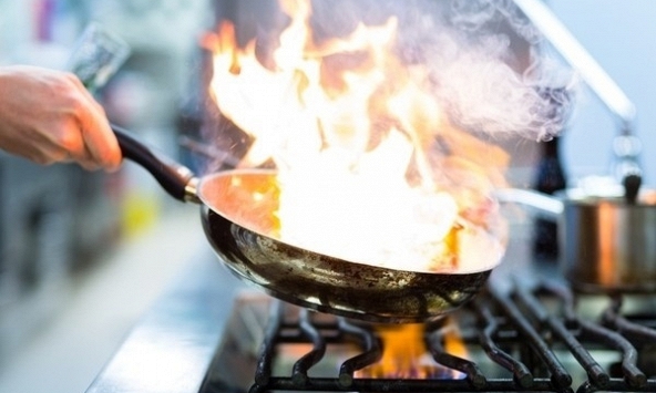 Công an cảnh báo tất cả người dân nấu ăn tại nhà: Hiểm họa tiềm ẩn khi sử dụng dầu mỡ