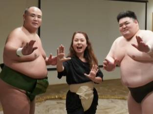 Đấu vật với sumo, hot girl xinh đẹp khiến tất cả thích thú