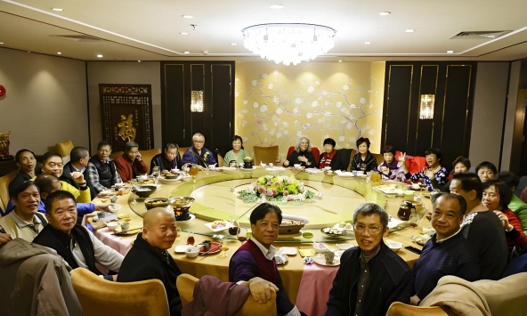 Đi họp lớp, bạn bè khoe làm giám đốc, trưởng phòng, tôi nói mình làm shipper: Về đến nhà, nhận được tin nhắn khó có thể quên