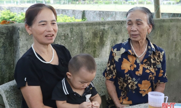 Giúp con cái chăm cháu, người già trước hết phải biết làm mình vui