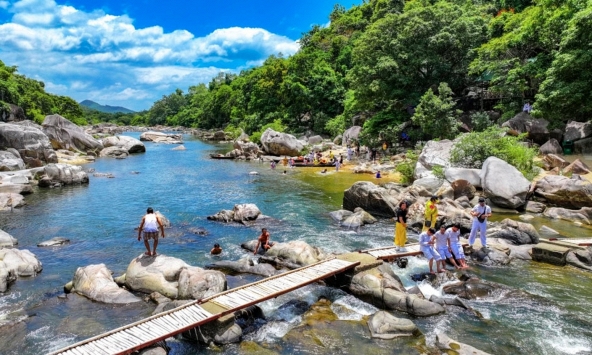 Hòa vào thiên nhiên khám phá vẻ đẹp huyền bí của KDL sinh thái Hầm Hô Rosa Alba