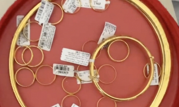 Cô gái Hà Nội sốc nặng khi bán 2 cây vàng cưới ước tính 326 triệu, chủ tiệm chỉ đưa 312 triệu, netizen: Vậy là chính xác rồi!