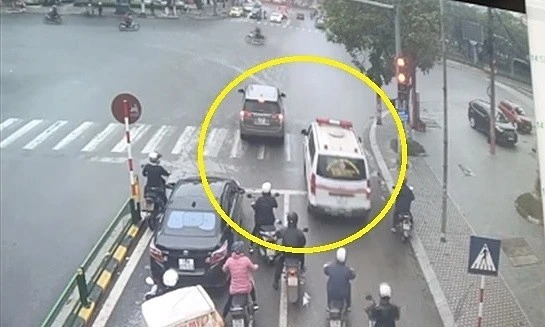 Nhận thông báo phạt nguội sau khi vượt đèn đỏ nhường đường xe cấp cứu, Cục CSGT hướng dẫn cách xử lý