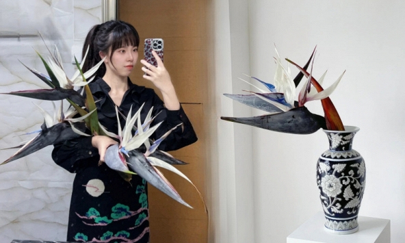 Thấy cành Bạch hạc 'chảy nước mắt', tưởng hỏng hóa ra vớ được báu vật decor: Loài hoa quý tộc đang làm mưa làm gió hội nghiện Wabi-sabi sang chảnh