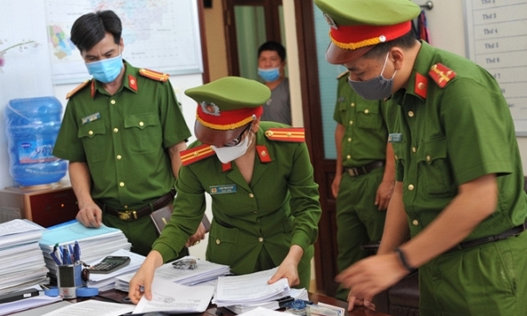 Thi hành lệnh bắt tạm giam, khám xét với giám đốc Trần Nguyên Vũ