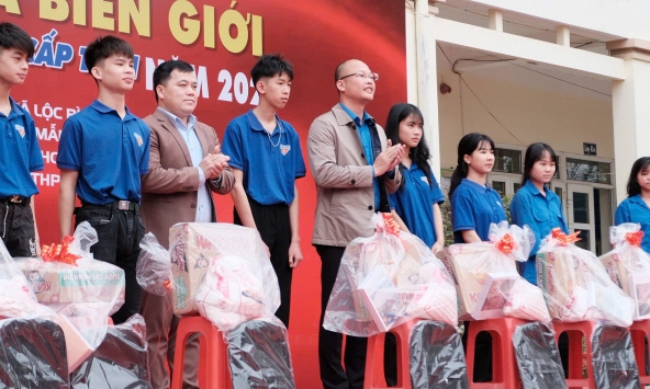 Tuổi trẻ Trường Đại học Luật Hà Nội lan tỏa nghĩa tình nơi biên giới