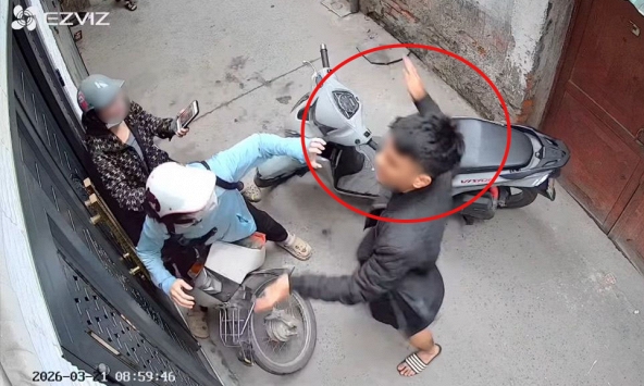 Bức xúc clip nam thanh niên chặn đánh 2 phụ nữ trong ngõ ở Hà Nội: Công an thông tin bất ngờ