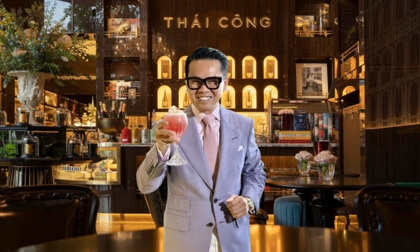 Chuyện gì đang xảy ra trong quán cà phê của Thái Công?