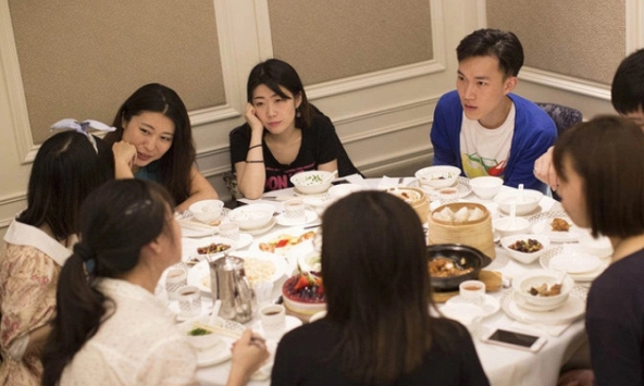 Đi họp lớp, bạn bè khoe mua nhà 17 tỷ đồng, ở biệt thự 300m², tôi nói đang thuê trọ: Về nhà nhận được tin nhắn đáng chú ý