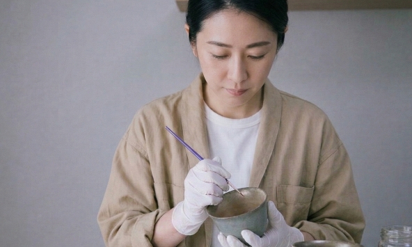 Liệu pháp 'chữa lành' của hội chị đẹp thượng lưu: Ngồi lặng im hàng giờ để “vá gốm”… bằng vàng