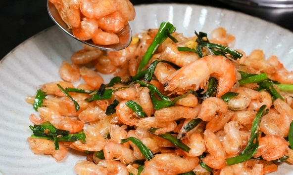 Mùa này ăn tôm sông rang hẹ đúng là 'đỉnh của chóp', thêm một mẹo nhỏ xíu này vỏ tôm giòn tan, ngọt thịt lại cực tốt cho sức khỏe