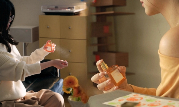 2 người phụ nữ, 2 ngã rẽ cuộc đời nhưng đều khóc nấc khi tìm thấy 'mùi của năm 1996' giữa phố thị xô bồ