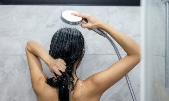 Bác sĩ cảnh báo những người hay gội đầu