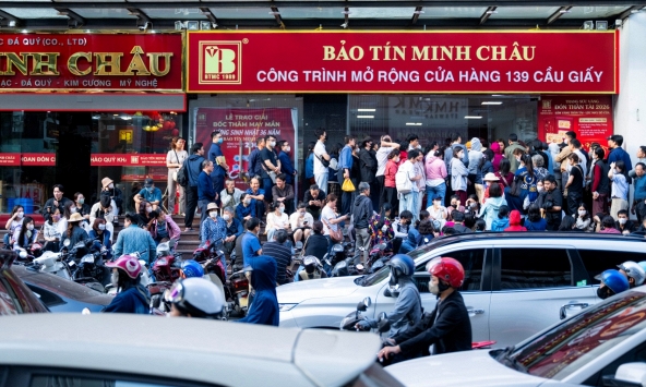 Cảnh lạ sáng sớm ở Hà Nội: Xếp hàng kín cầu thang mua vàng khi giá hạ, lo việc cưới xin cho con trai nên cố gắng chen chân