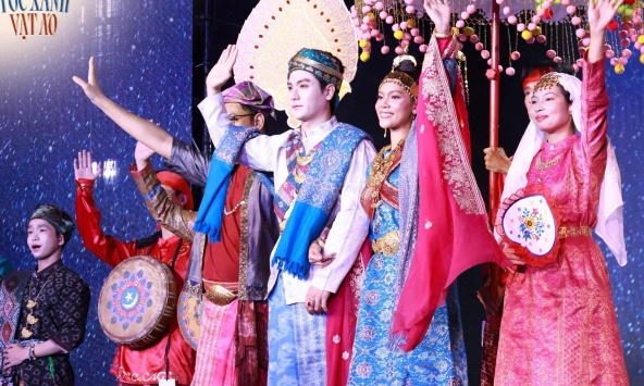  Hơn 1000 bạn trẻ mặc Việt Phục đồng diễn trong ngày hội Tóc xanh vạt áo 