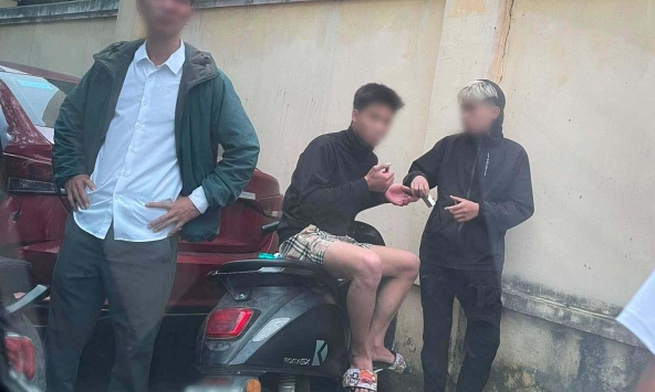 Nam thanh niên đấm vào mặt phụ huynh của bạn gái ngay trước cổng trường: Nguồn cơn phía sau khiến nhiều người bất ngờ