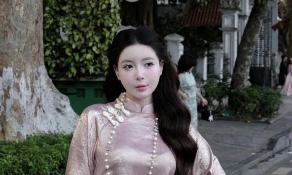 'Thả dáng' ở quán Cafe, hot girl khiến người xem mê mẩn vì 'xinh như AI', cứ nhìn cam là có ngay ảnh đẹp